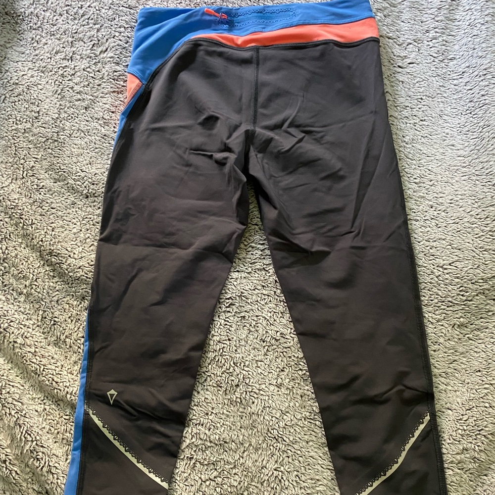 Girls ivivva capris leggings